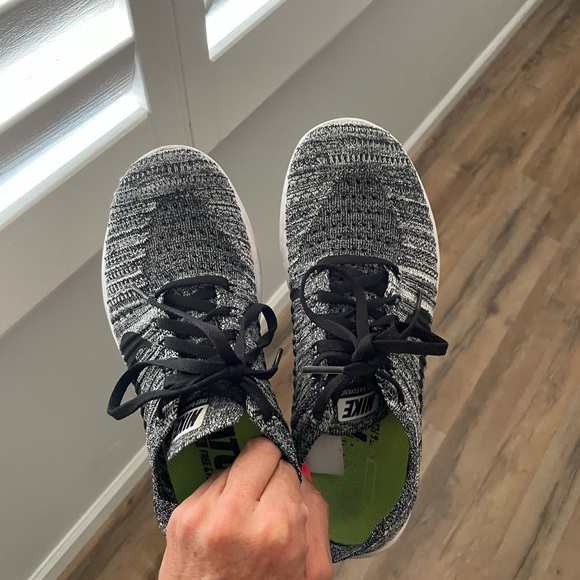 2 pair Nike size 7.5 women’s Free RN Flyknit - Picture 9 of 13